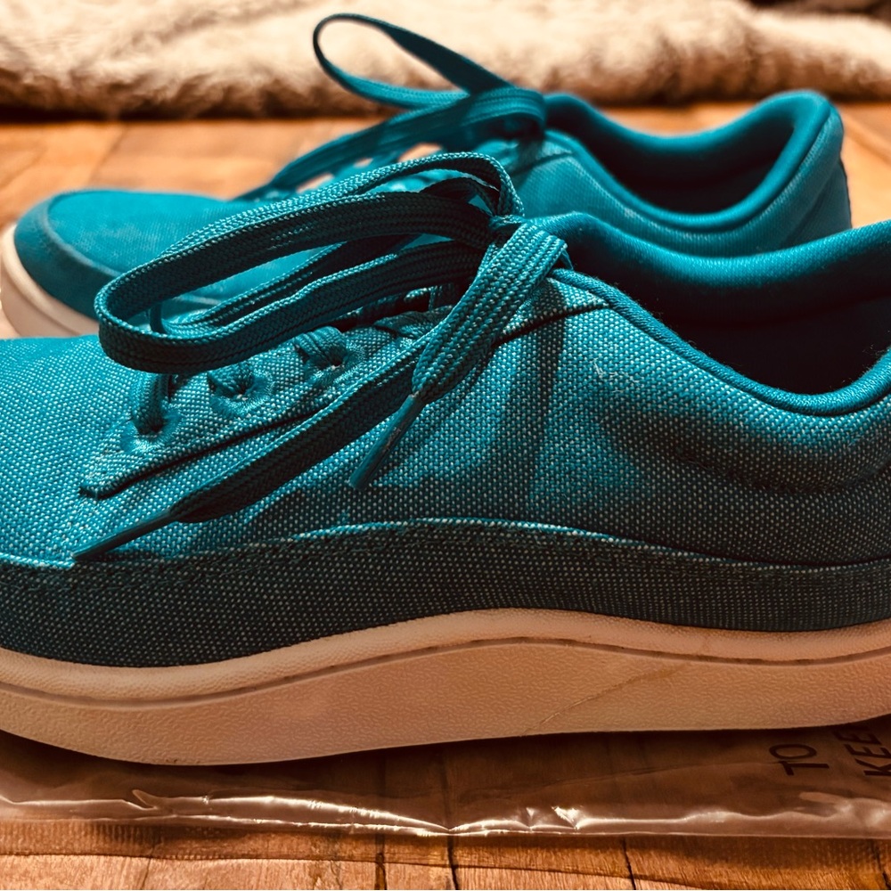 Worn once! Allbirds Women’s Wool Runner Thrive Teal Sneakers- Size 6, Wide